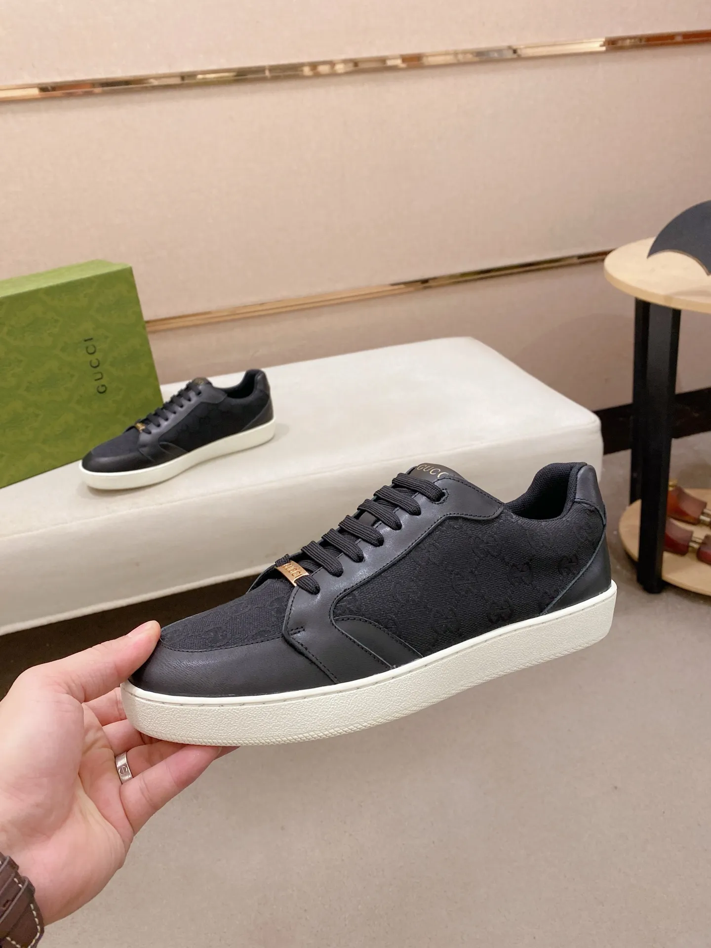 Men's shoes💰 440💰The new GUCCI (Gucci) counters are launched simultaneously. The new men's shoes, 😘fabrics are selected from imported cowhide, and the lining is sheepskin lining. 👍🏿 High-end ☄️ air-cushion molded anti-slip rubber outsole, exquisite lines, simple and elegant, comfortable and high-end for leisure travel. Code number: 38 to 44 (45 can be customized and cannot be returned or exchanged)